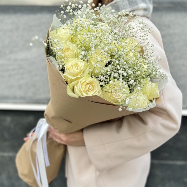 Букет белых роз с гипсофилой на годовщину