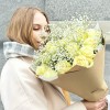 Букет белых роз с гипсофилой на годовщину