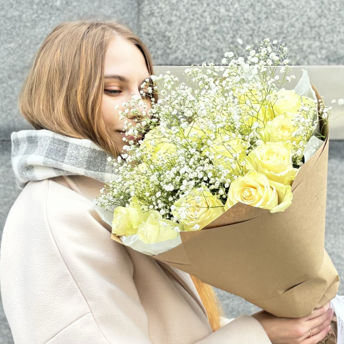 Букет белых роз с гипсофилой на годовщину