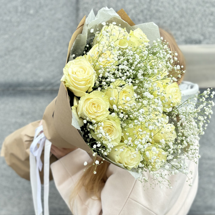 Букет белых роз с гипсофилой на годовщину
