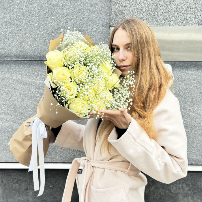 Букет белых роз с гипсофилой на годовщину