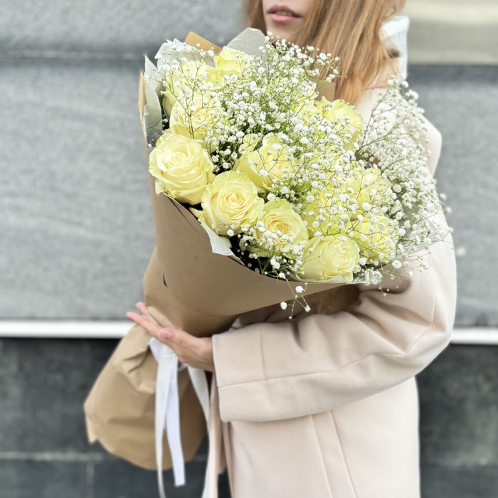 Букет белых роз с гипсофилой на годовщину