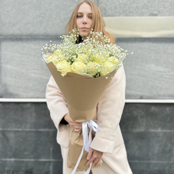 Букет белых роз с гипсофилой на годовщину