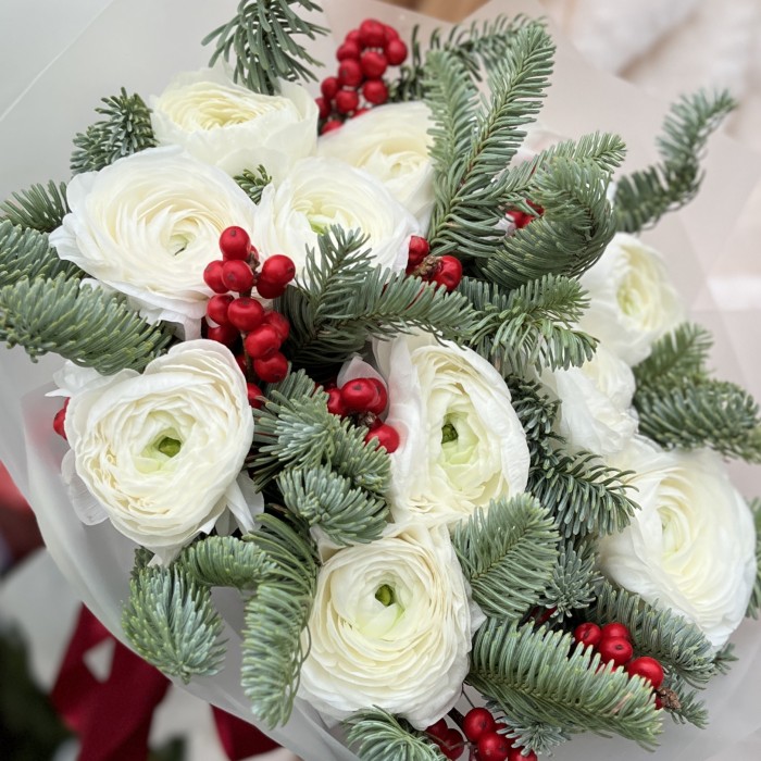 Букет из 11 Ранункулюсов и илекса