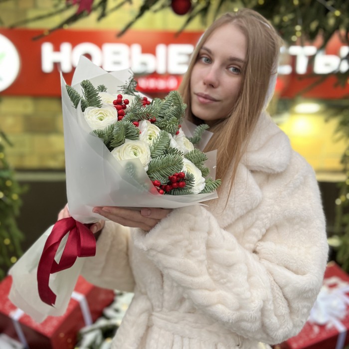 Букет из 11 Ранункулюсов и илекса