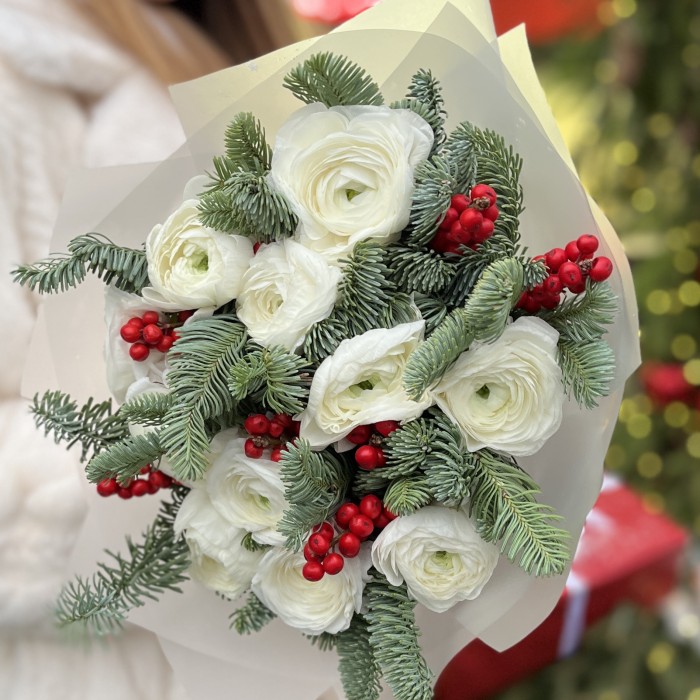 Букет из 11 Ранункулюсов и илекса