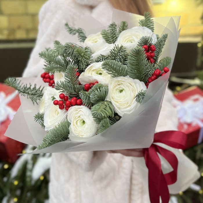 Букет из 11 Ранункулюсов и илекса