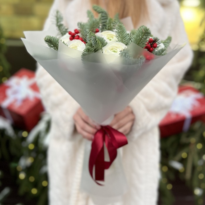 Букет из 11 Ранункулюсов и илекса