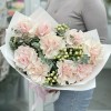 Букет из 9 пышных роз Пинк Мондиаль с гиперикумом