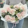 Букет из 9 пышных роз Пинк Мондиаль с гиперикумом