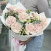 Букет из 9 пышных роз Пинк Мондиаль с гиперикумом
