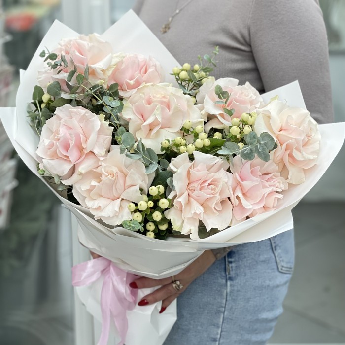 Букет из 9 пышных роз Пинк Мондиаль с гиперикумом