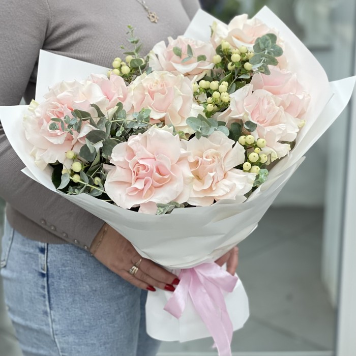 Букет из 9 пышных роз Пинк Мондиаль с гиперикумом