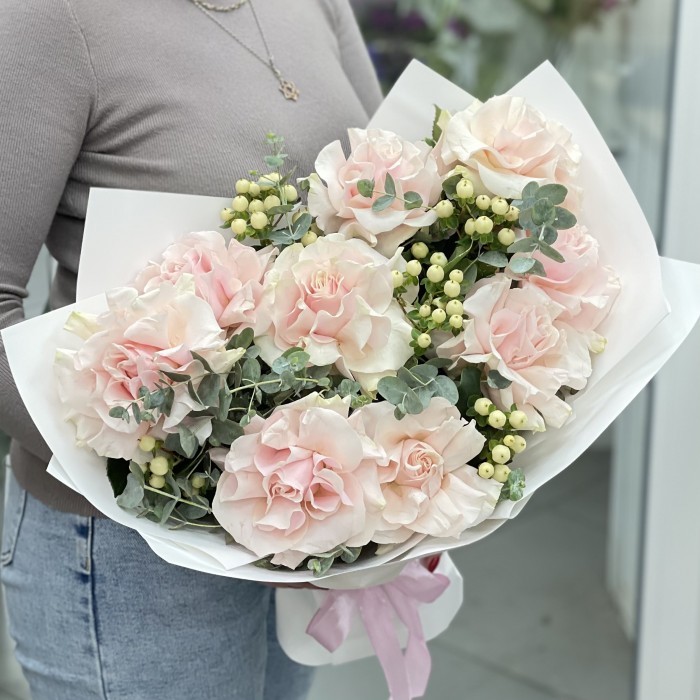 Букет из 9 пышных роз Пинк Мондиаль с гиперикумом