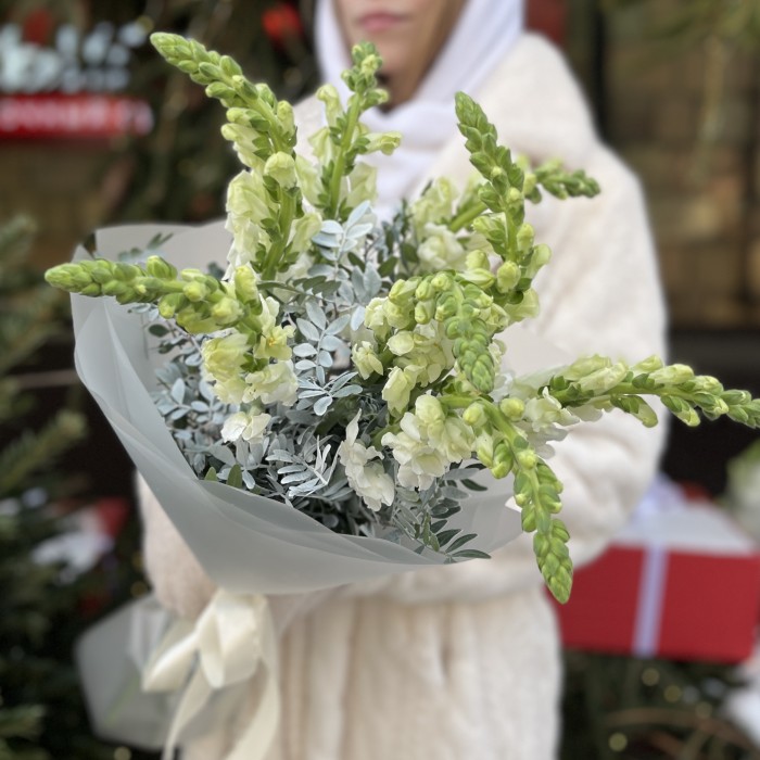 Букет из антиринума с зеленью