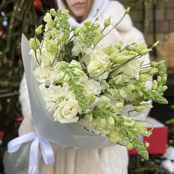 Букет из белых махровых эустом с антиринумом