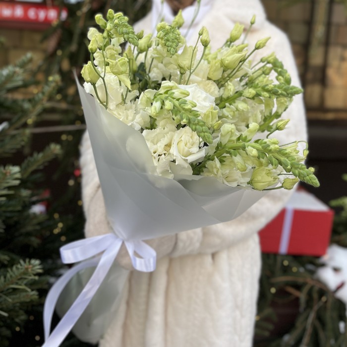 Букет из белых махровых эустом с антиринумом