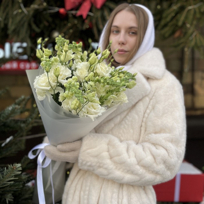 Букет из белых махровых эустом с антиринумом