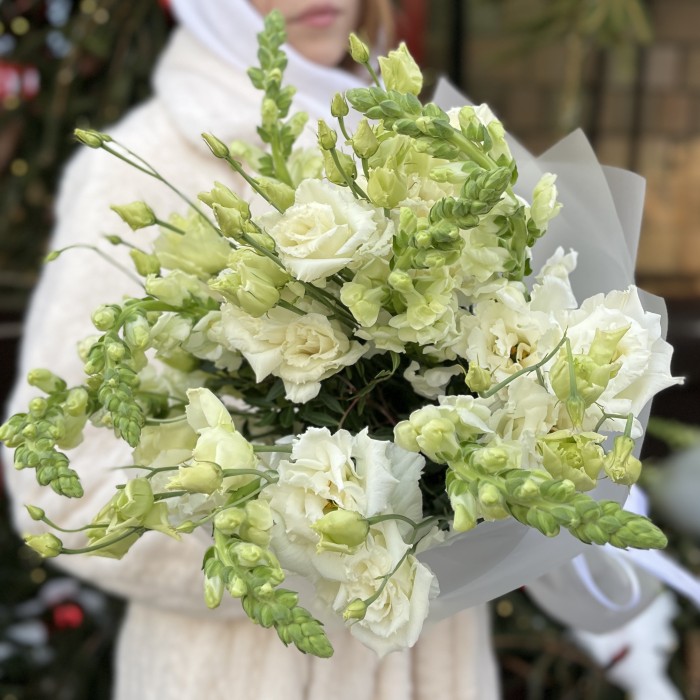 Букет из белых махровых эустом с антиринумом