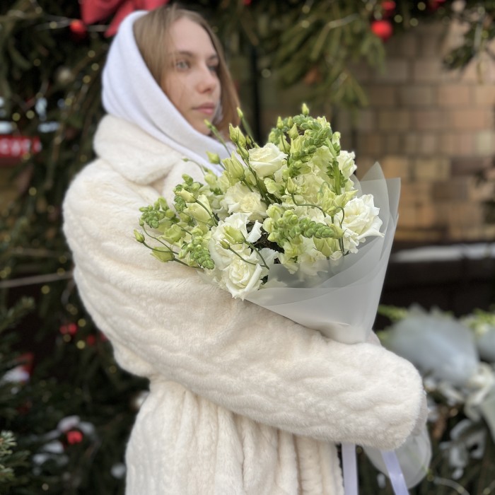 Букет из белых махровых эустом с антиринумом