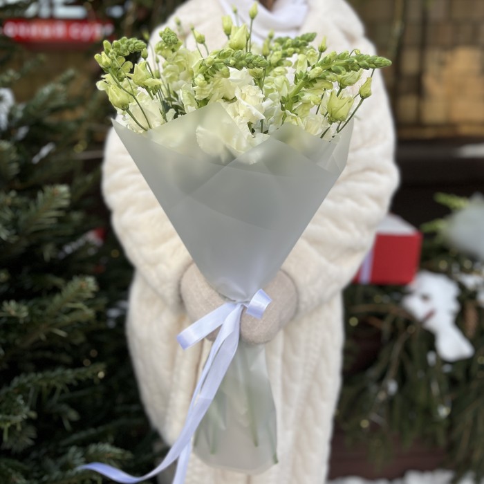 Букет из белых махровых эустом с антиринумом