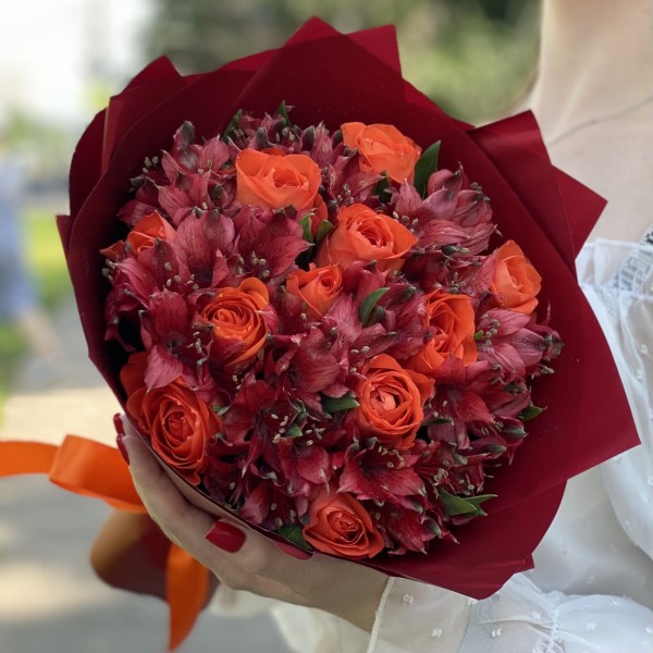 Букет из ярких роз и альстромерий