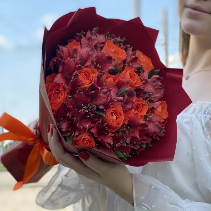 Букет из ярких роз и альстромерий