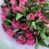 Букет из ярких малиновых роз и альстромерий