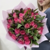 Букет из ярких малиновых роз и альстромерий