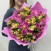 Букет из розовых роз и альстромерий