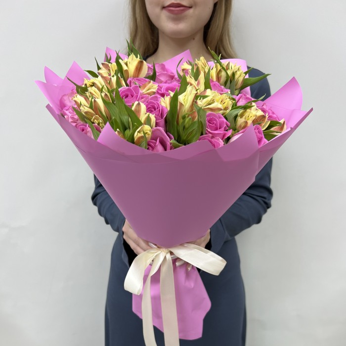 Букет из розовых роз и альстромерий