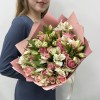 Букет из светло-розовых роз и альстромерий