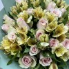 Букет из нежно-розовых роз и альстромерий