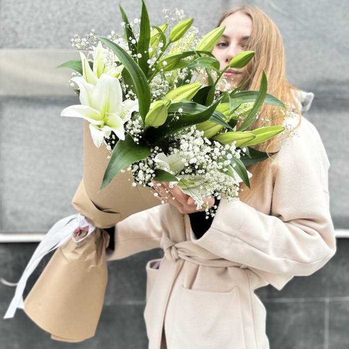Букет из белых лилий Жемчужная свадьба