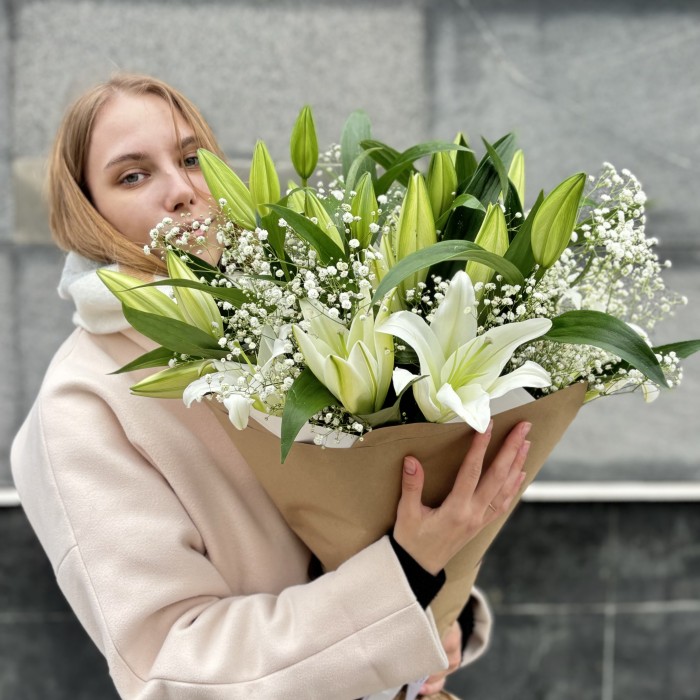 Букет из белых лилий Жемчужная свадьба