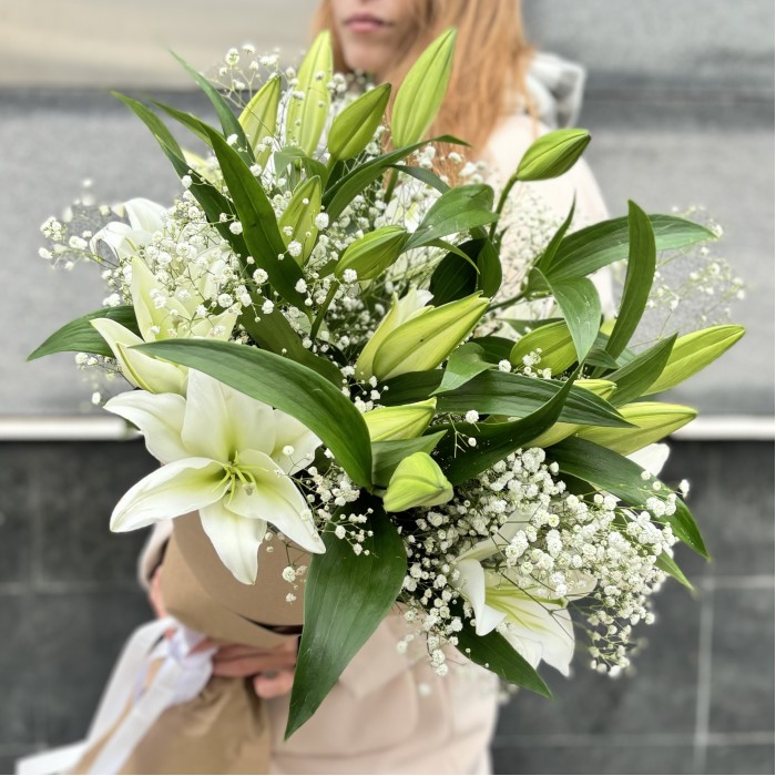Букет из белых лилий Жемчужная свадьба