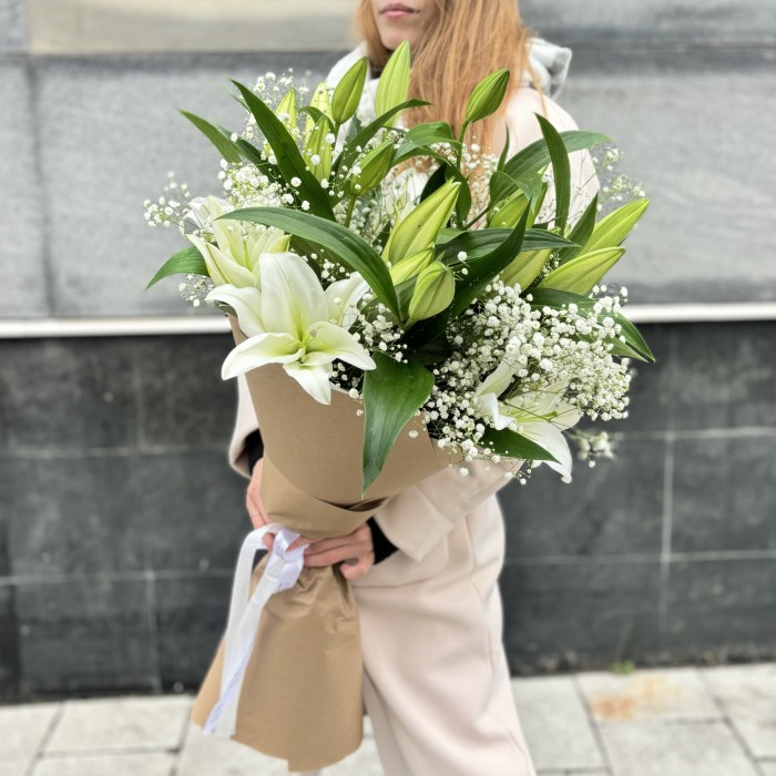 Букет из белых лилий Жемчужная свадьба