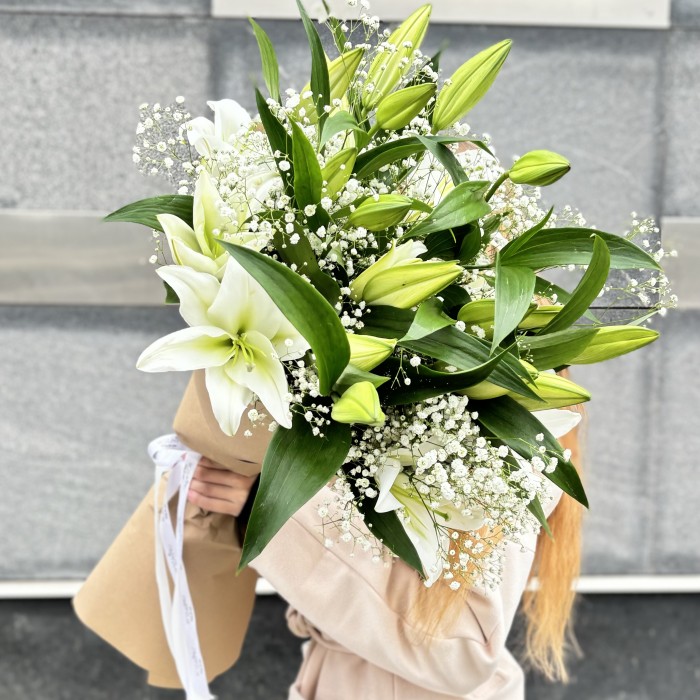 Букет из белых лилий Жемчужная свадьба