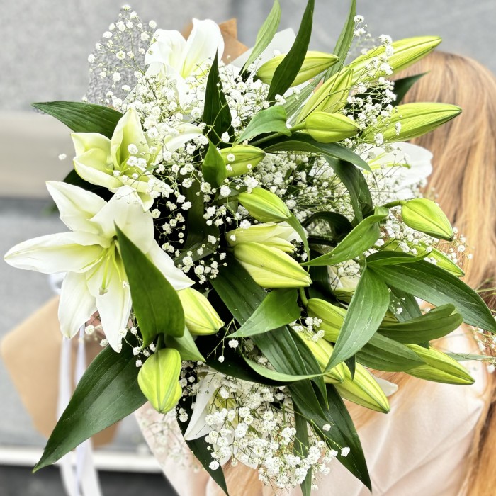 Букет из белых лилий Жемчужная свадьба