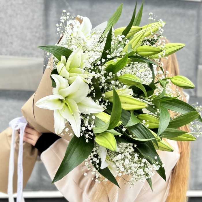 Букет из белых лилий Жемчужная свадьба