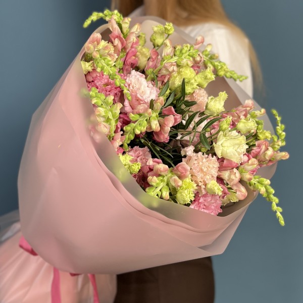 Букет из махровых розовых эустом и антиринумом