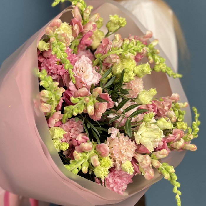 Букет из махровых розовых эустом и антиринумом