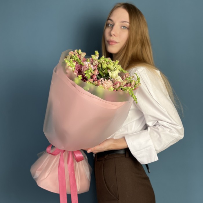 Букет из махровых розовых эустом и антиринумом