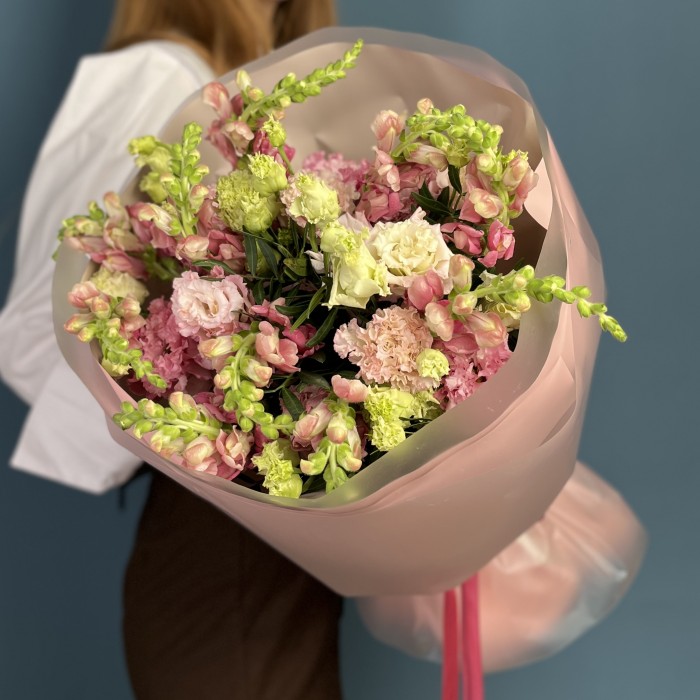 Букет из махровых розовых эустом и антиринумом