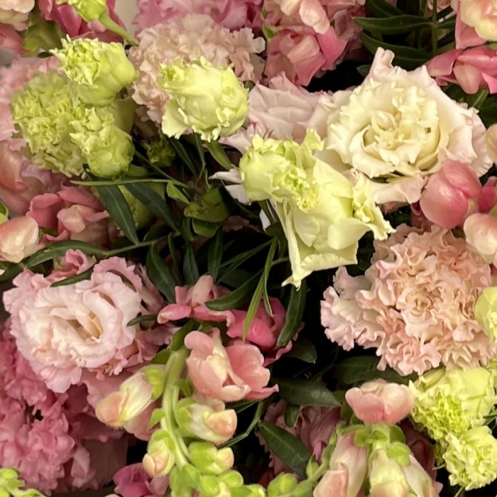 Букет из махровых розовых эустом и антиринумом