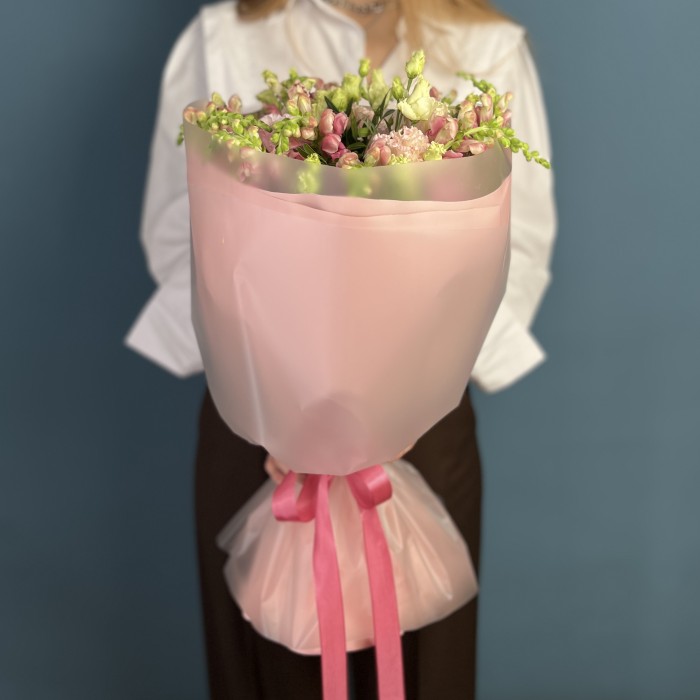 Букет из махровых розовых эустом и антиринумом