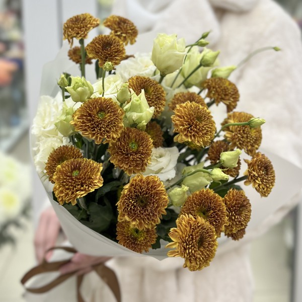 Букет из оранжевых хризантем с эустомой