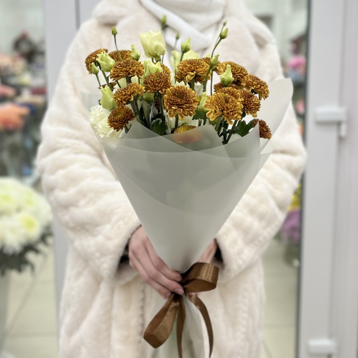 Букет из оранжевых хризантем с эустомой