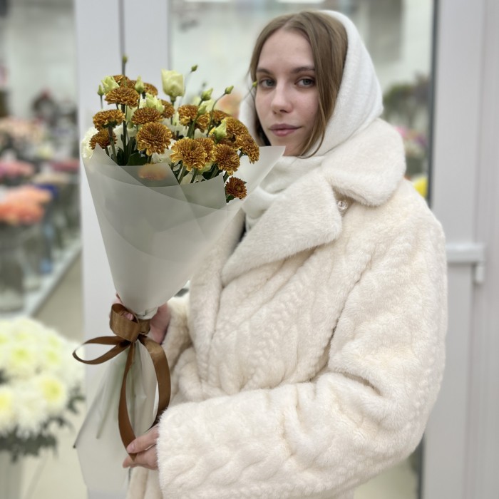 Букет из оранжевых хризантем с эустомой