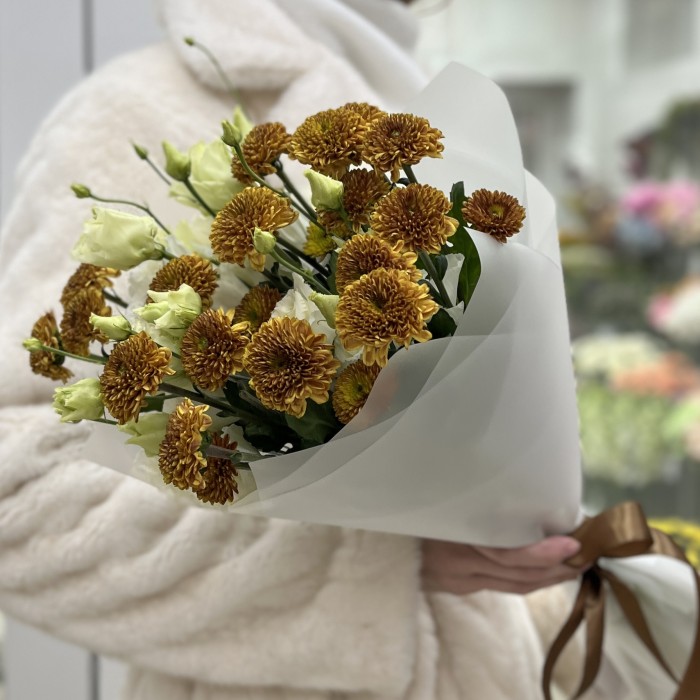 Букет из оранжевых хризантем с эустомой